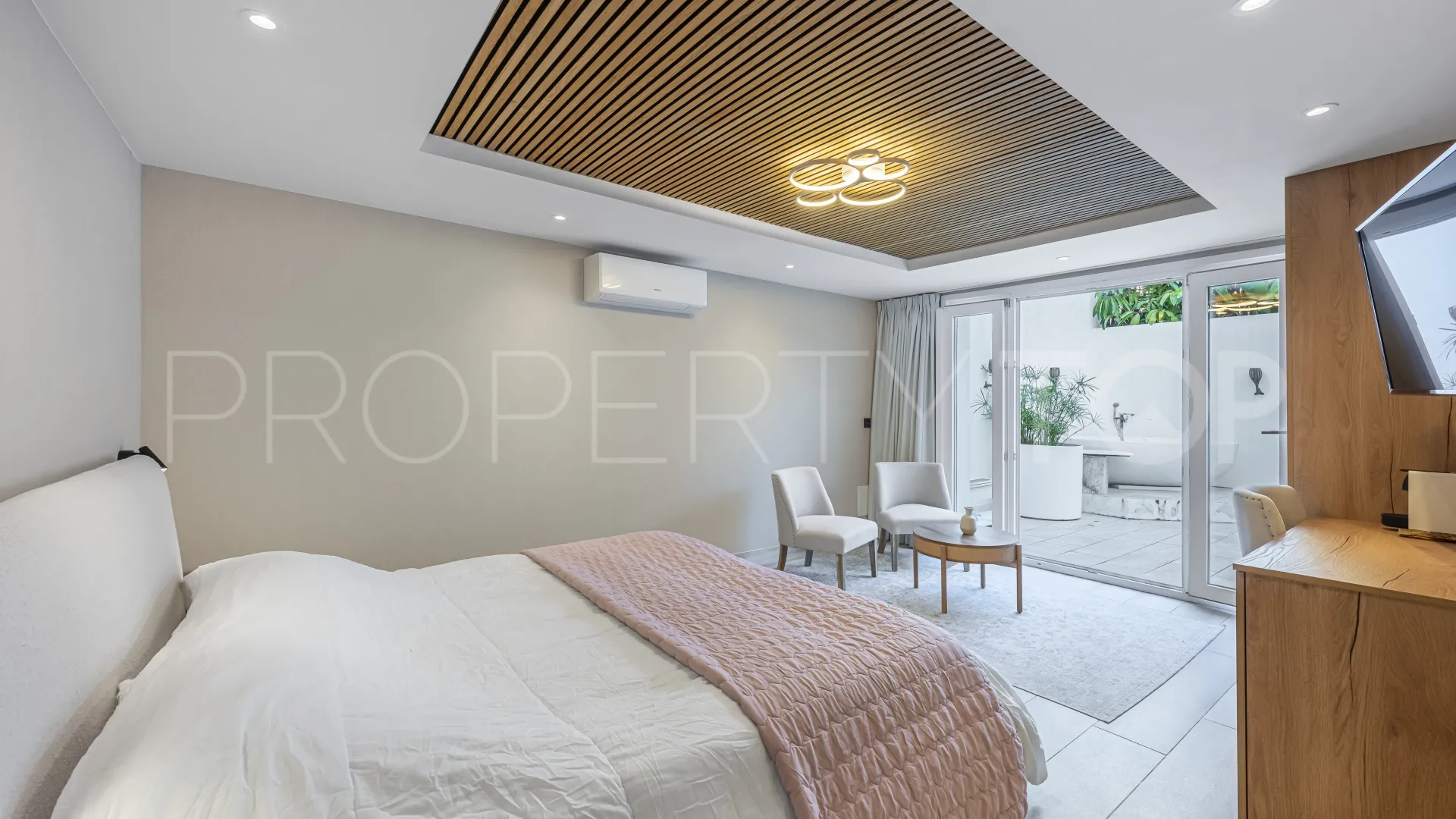 Villa en venta en La Duquesa con 6 dormitorios