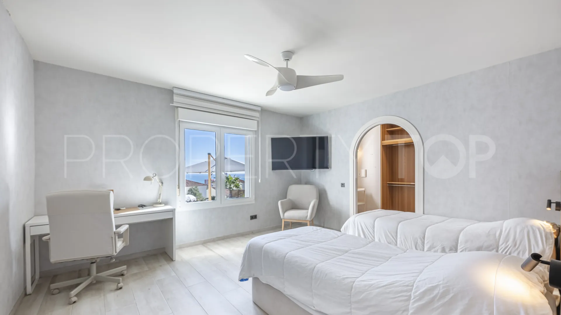 Villa en venta en La Duquesa con 6 dormitorios