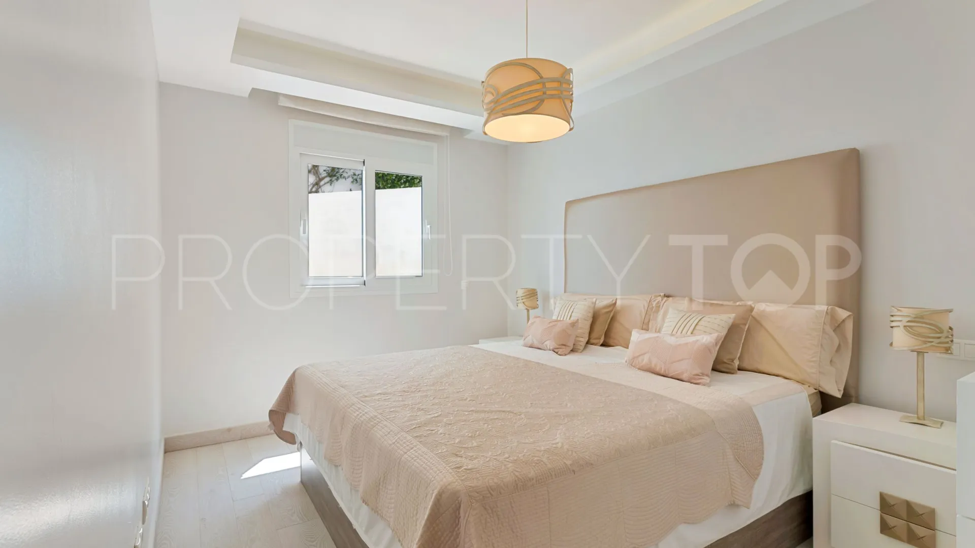 For sale villa in Nueva Andalucia with 5 bedrooms