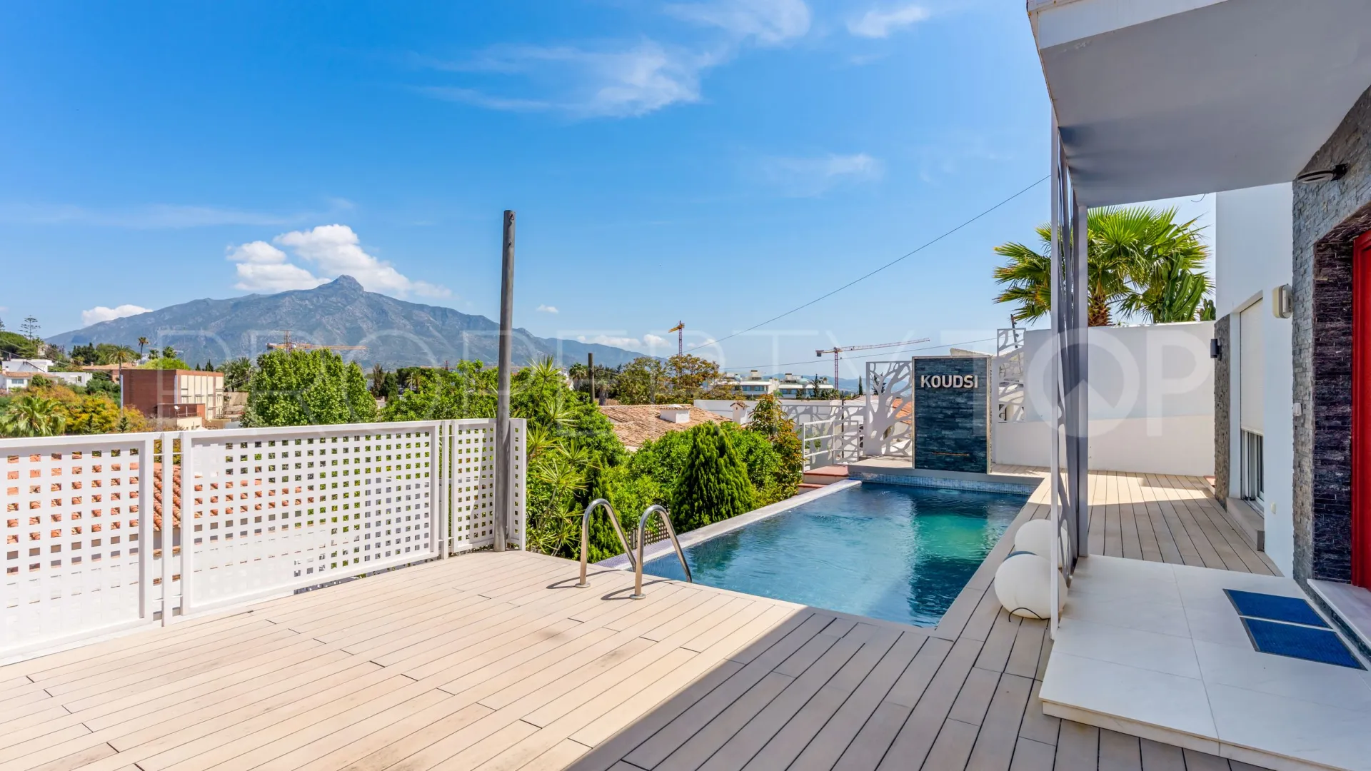 For sale villa in Nueva Andalucia with 5 bedrooms