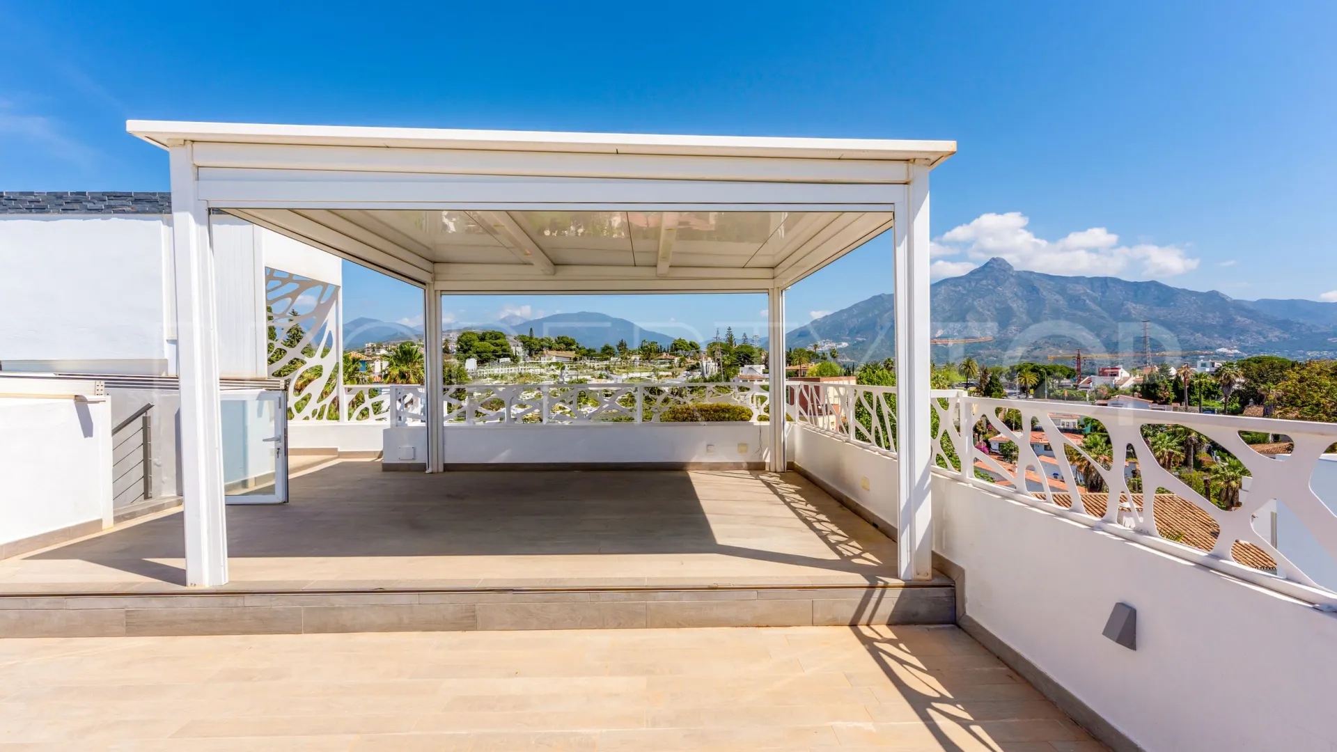 For sale villa in Nueva Andalucia with 5 bedrooms