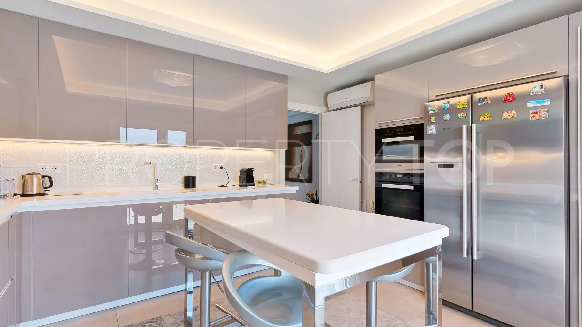 For sale villa in Nueva Andalucia with 5 bedrooms