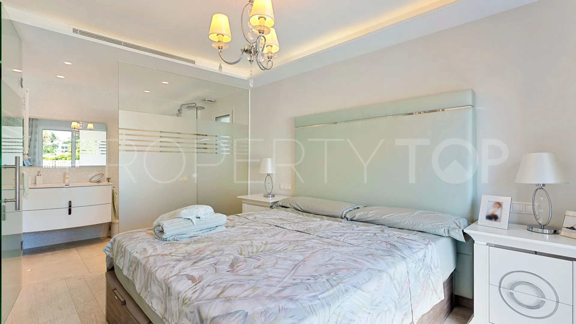 For sale villa in Nueva Andalucia with 5 bedrooms