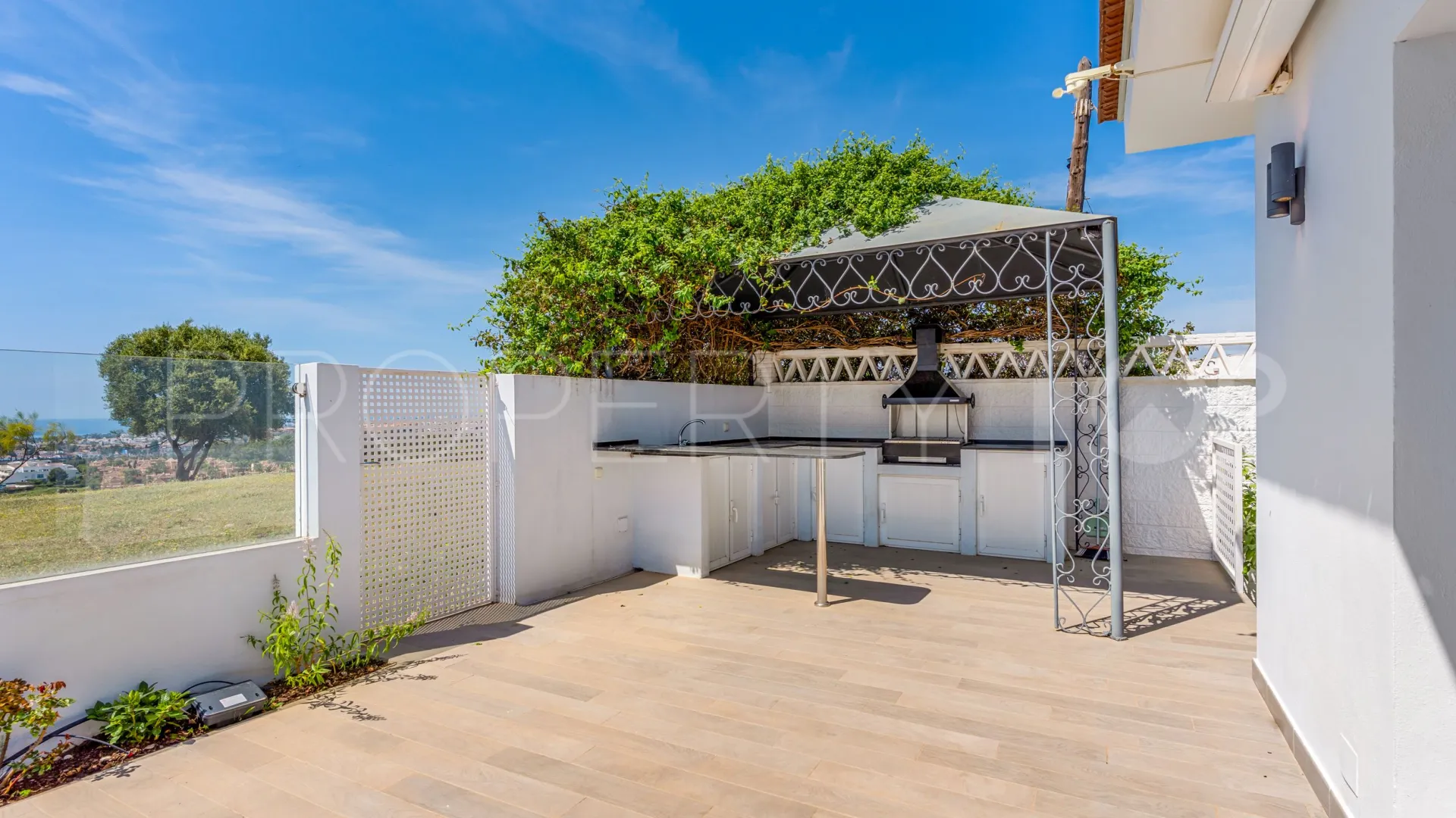 For sale villa in Nueva Andalucia with 5 bedrooms