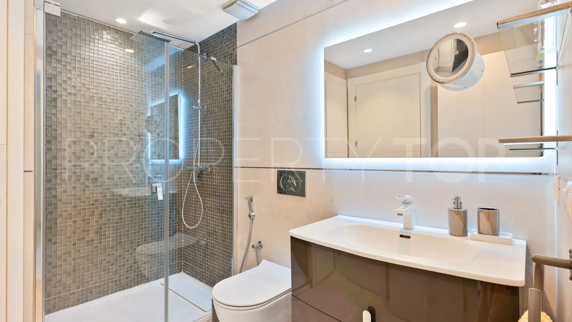 For sale villa in Nueva Andalucia with 5 bedrooms