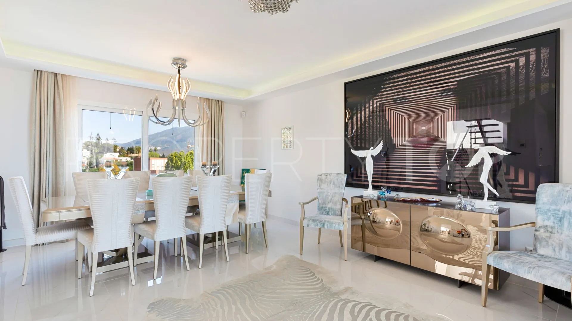 For sale villa in Nueva Andalucia with 5 bedrooms