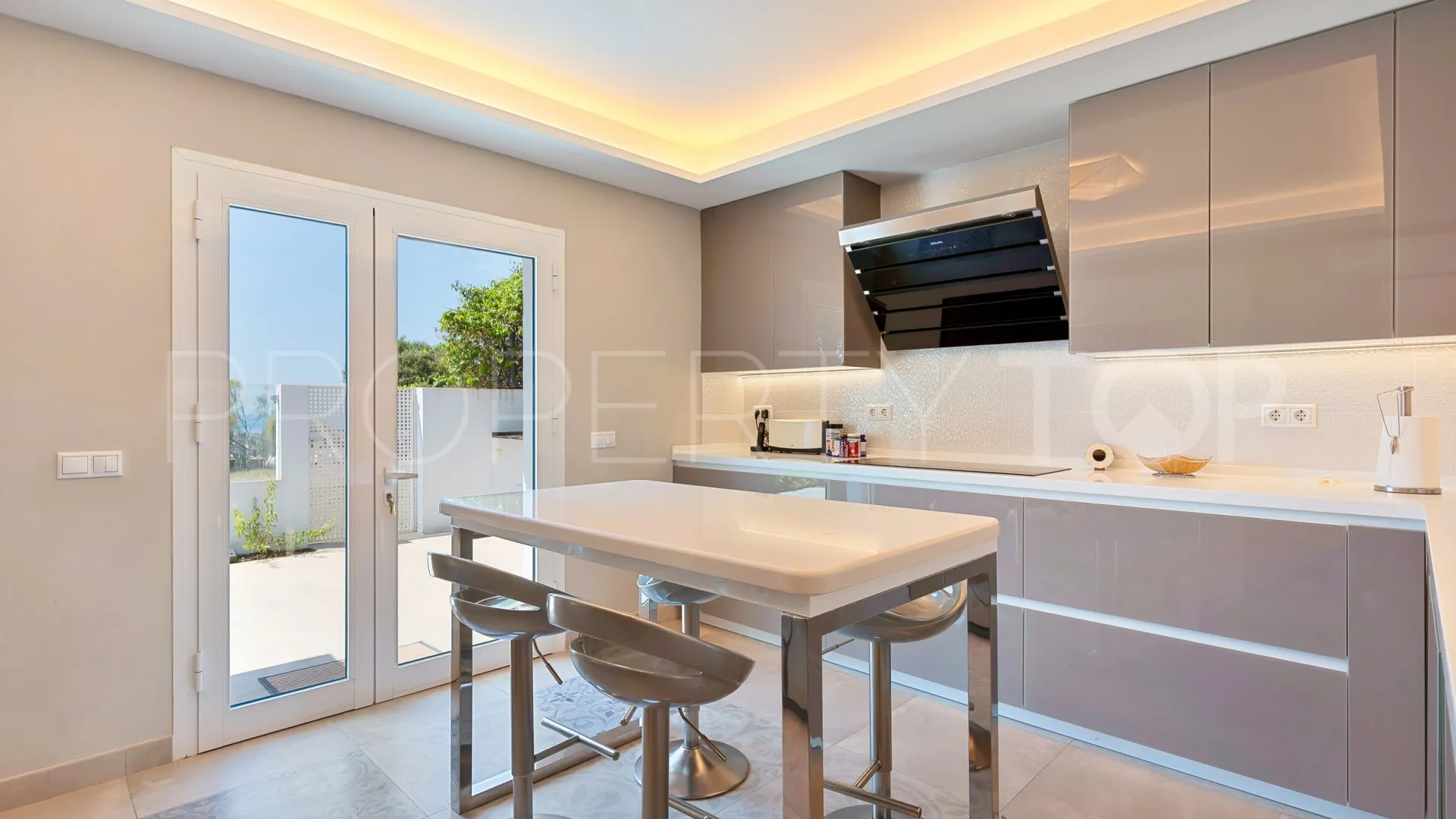 For sale villa in Nueva Andalucia with 5 bedrooms