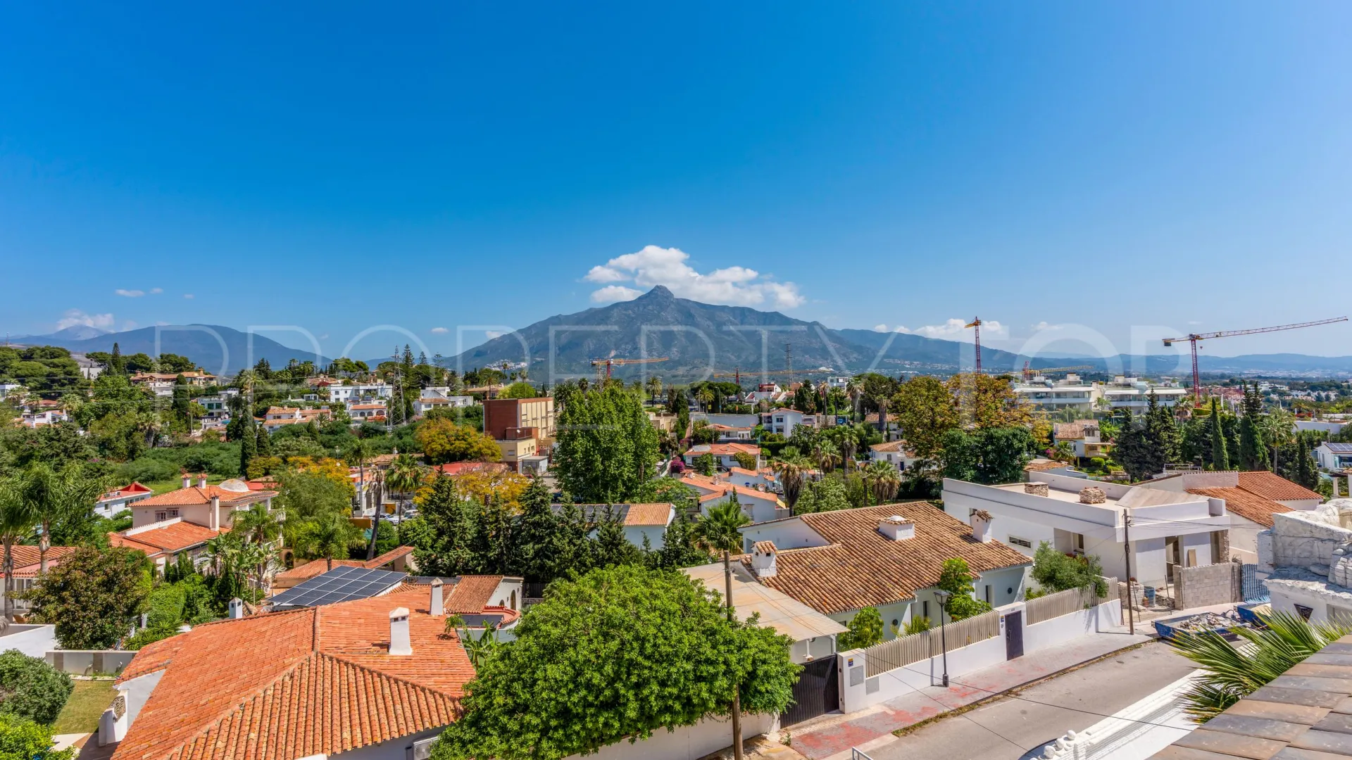 For sale villa in Nueva Andalucia with 5 bedrooms