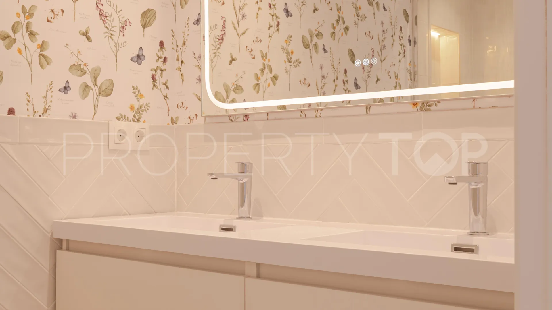 Apartamento en venta de 3 dormitorios en Estepona Este