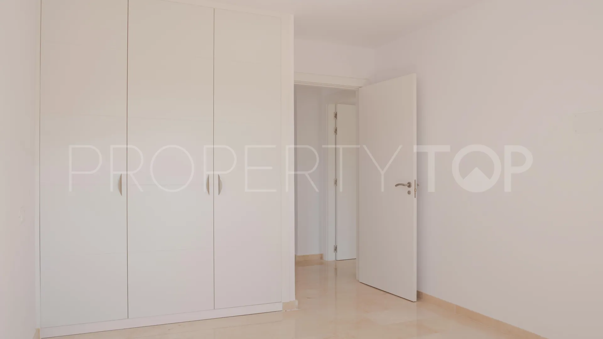 Apartamento en venta de 3 dormitorios en Estepona Este