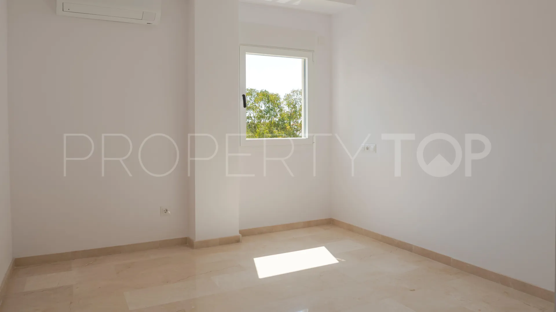 Apartamento en venta de 3 dormitorios en Estepona Este
