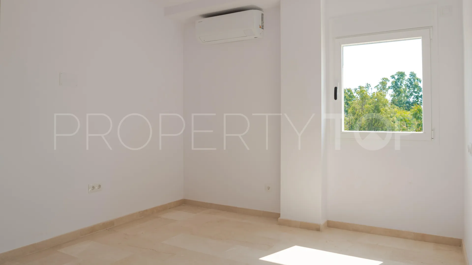Apartamento en venta de 3 dormitorios en Estepona Este