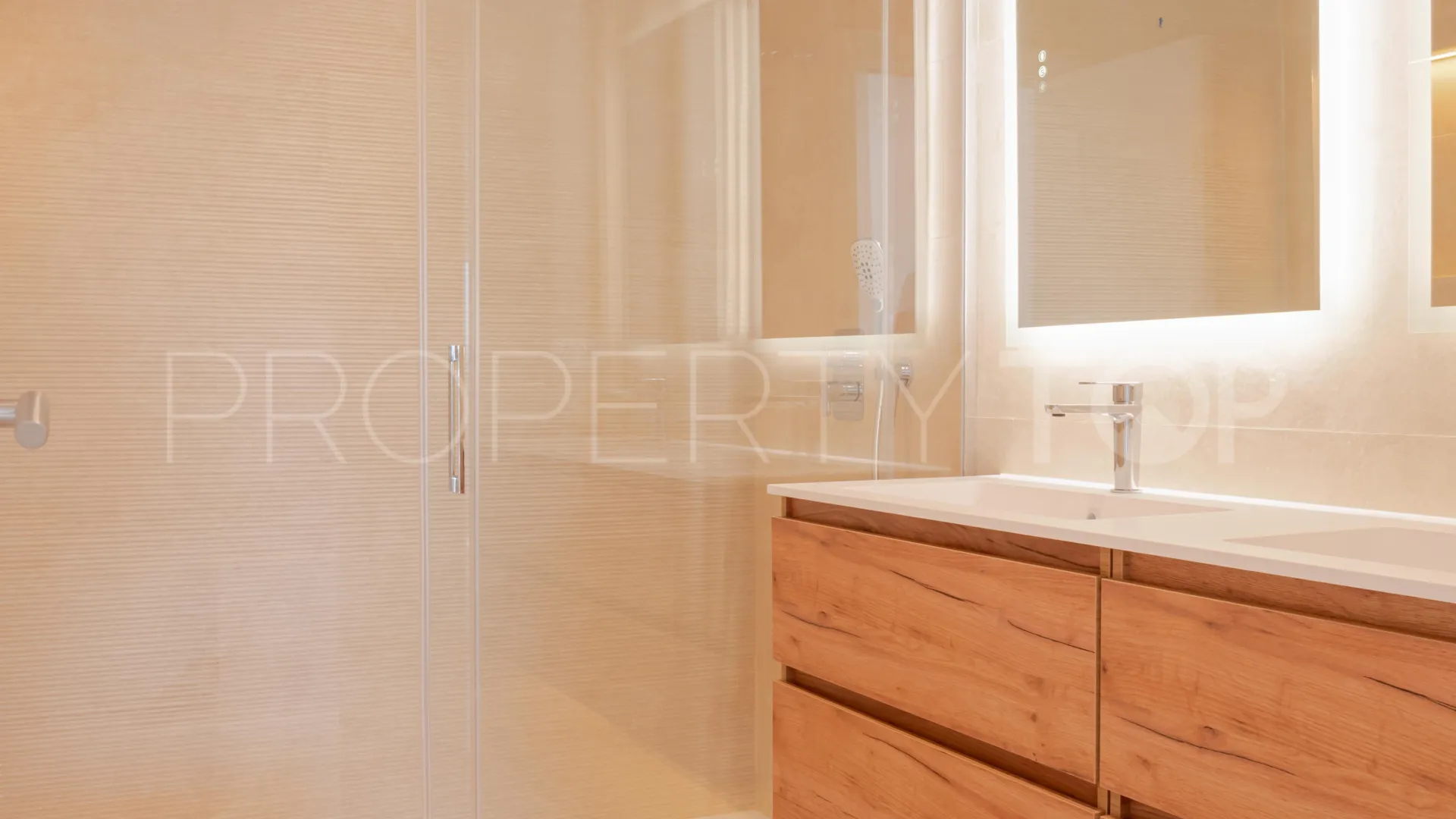 Apartamento en venta de 3 dormitorios en Estepona Este