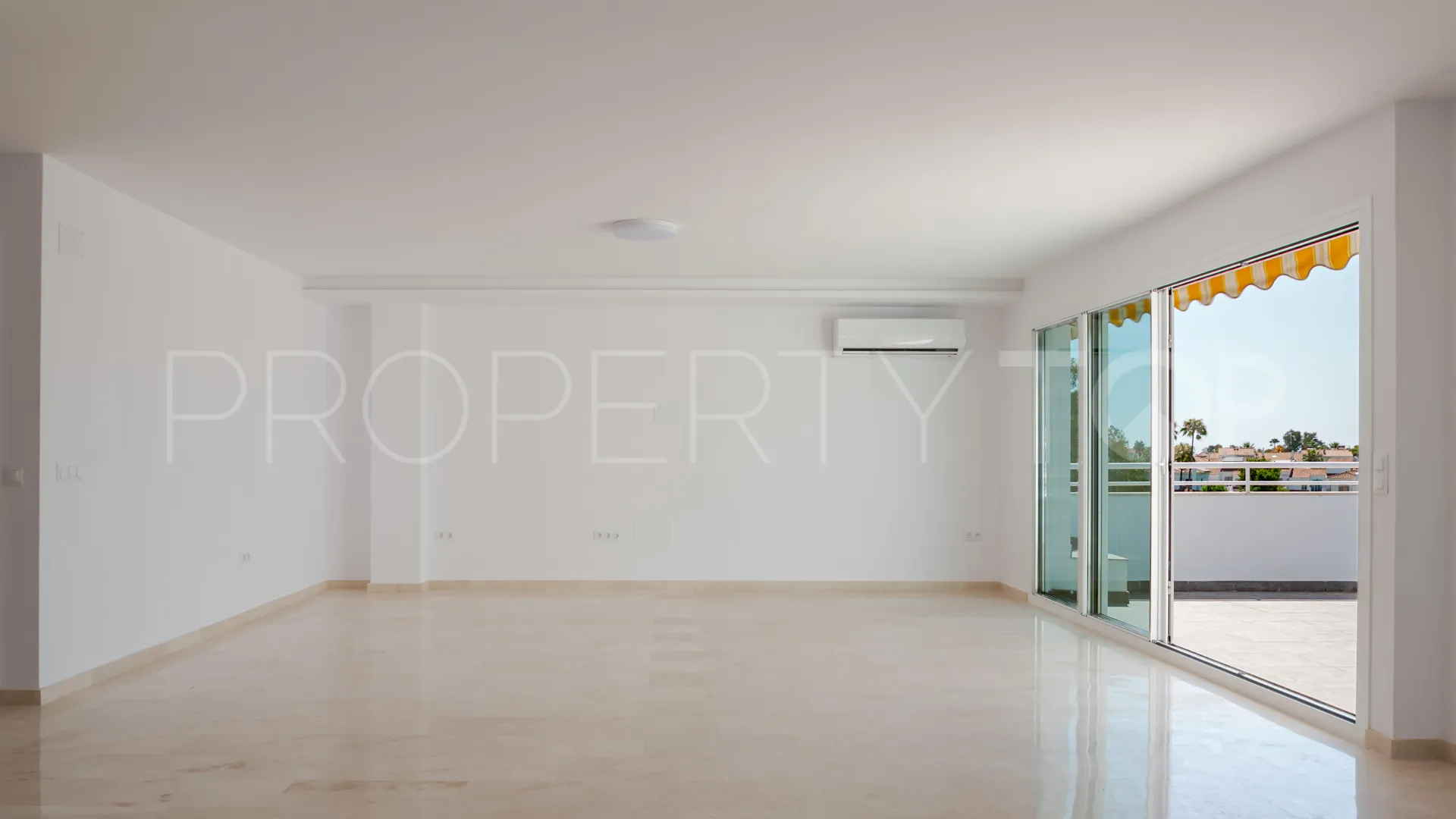 Apartamento en venta de 3 dormitorios en Estepona Este