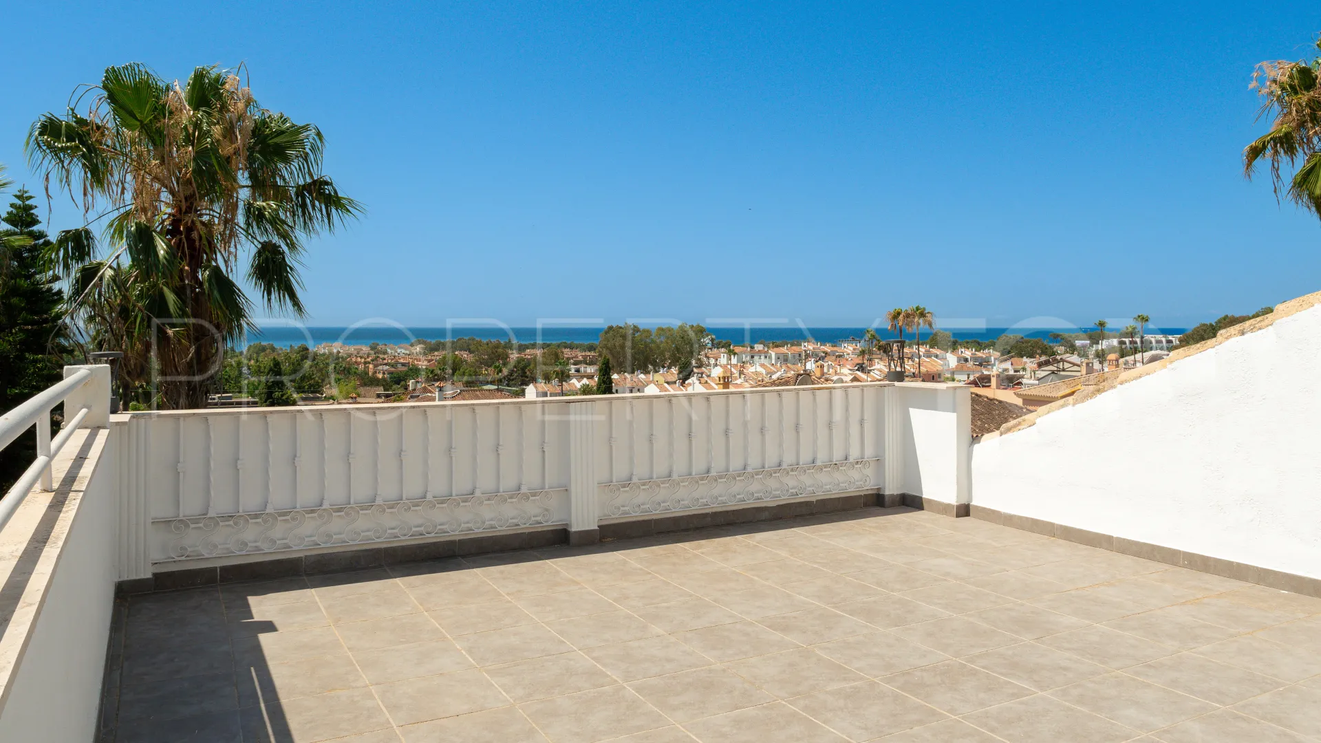 Apartamento en venta de 3 dormitorios en Estepona Este
