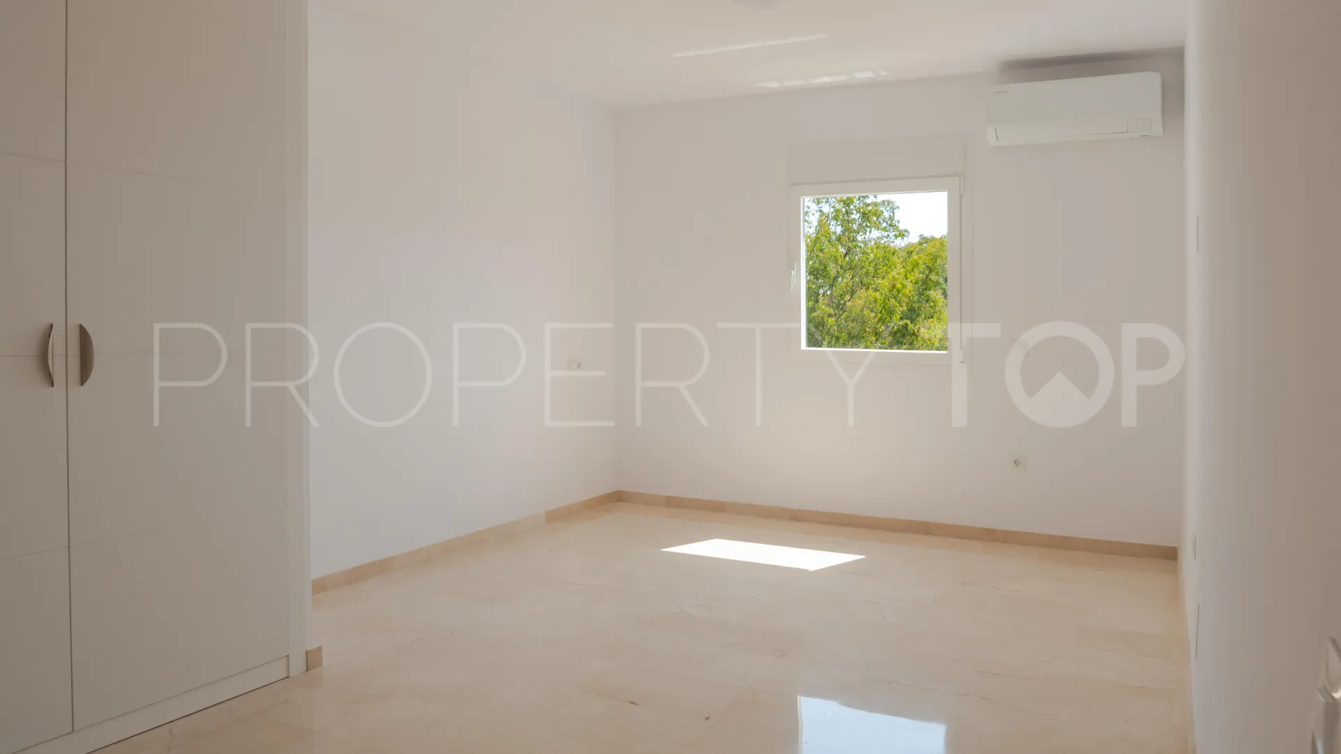 Apartamento en venta de 3 dormitorios en Estepona Este
