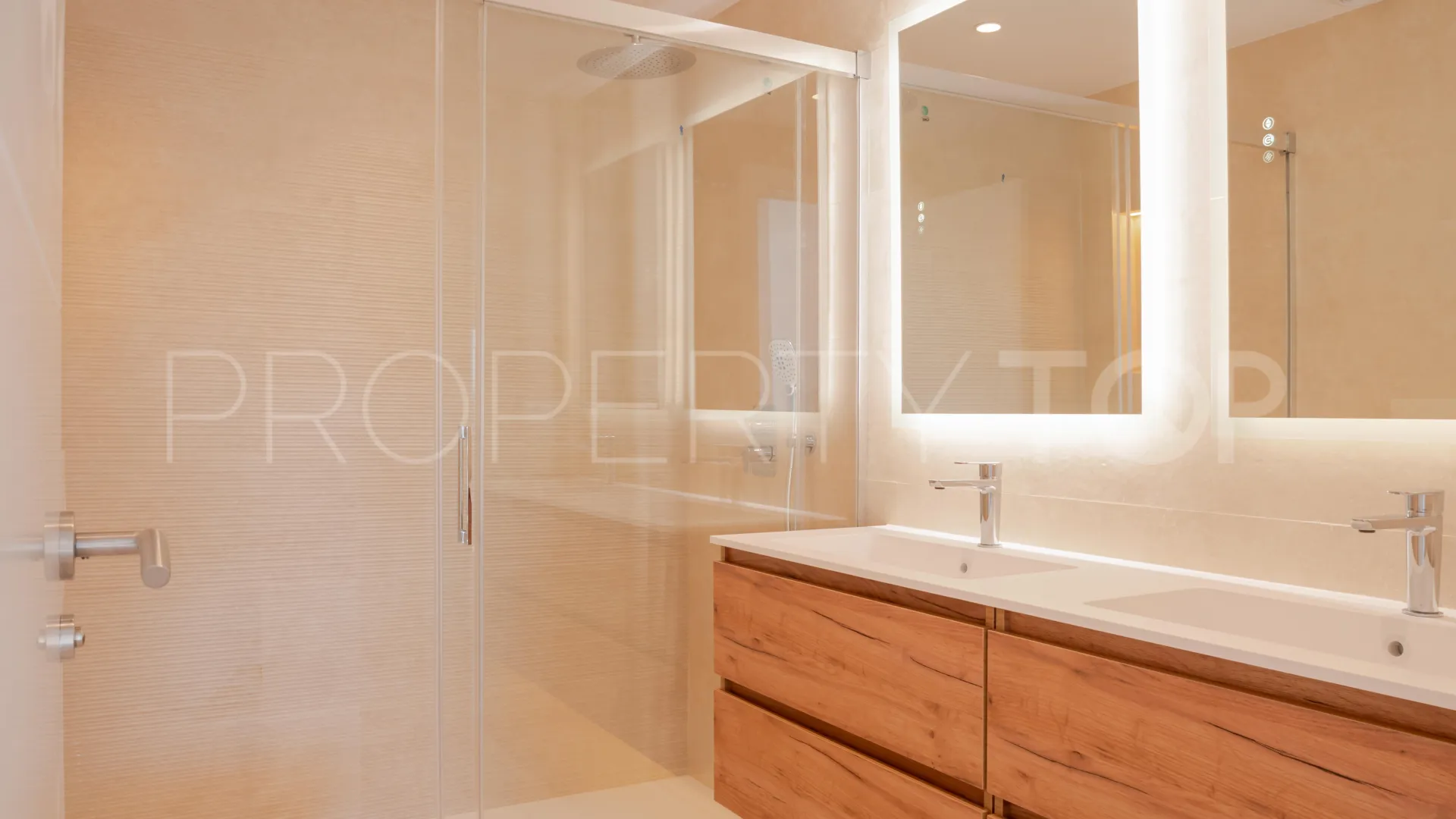 Apartamento en venta de 3 dormitorios en Estepona Este