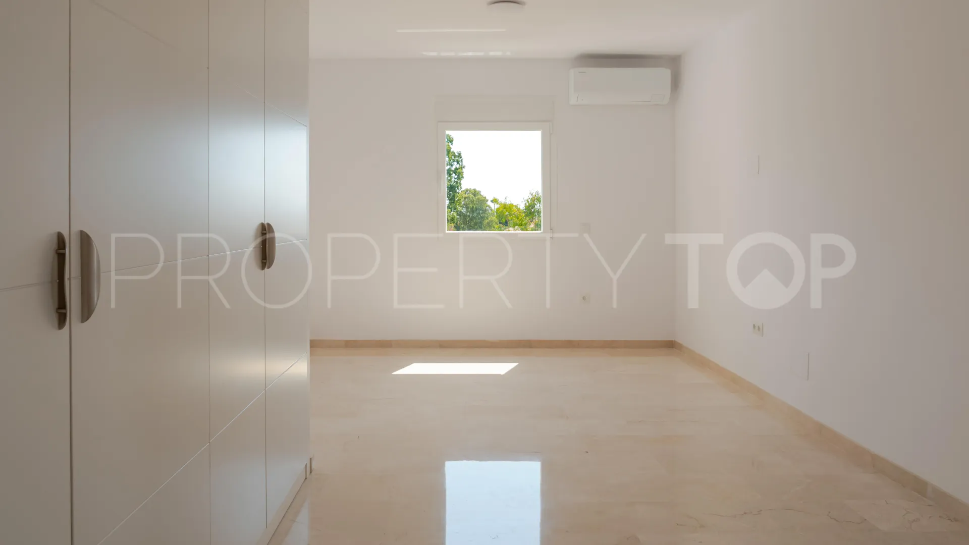 Apartamento en venta de 3 dormitorios en Estepona Este