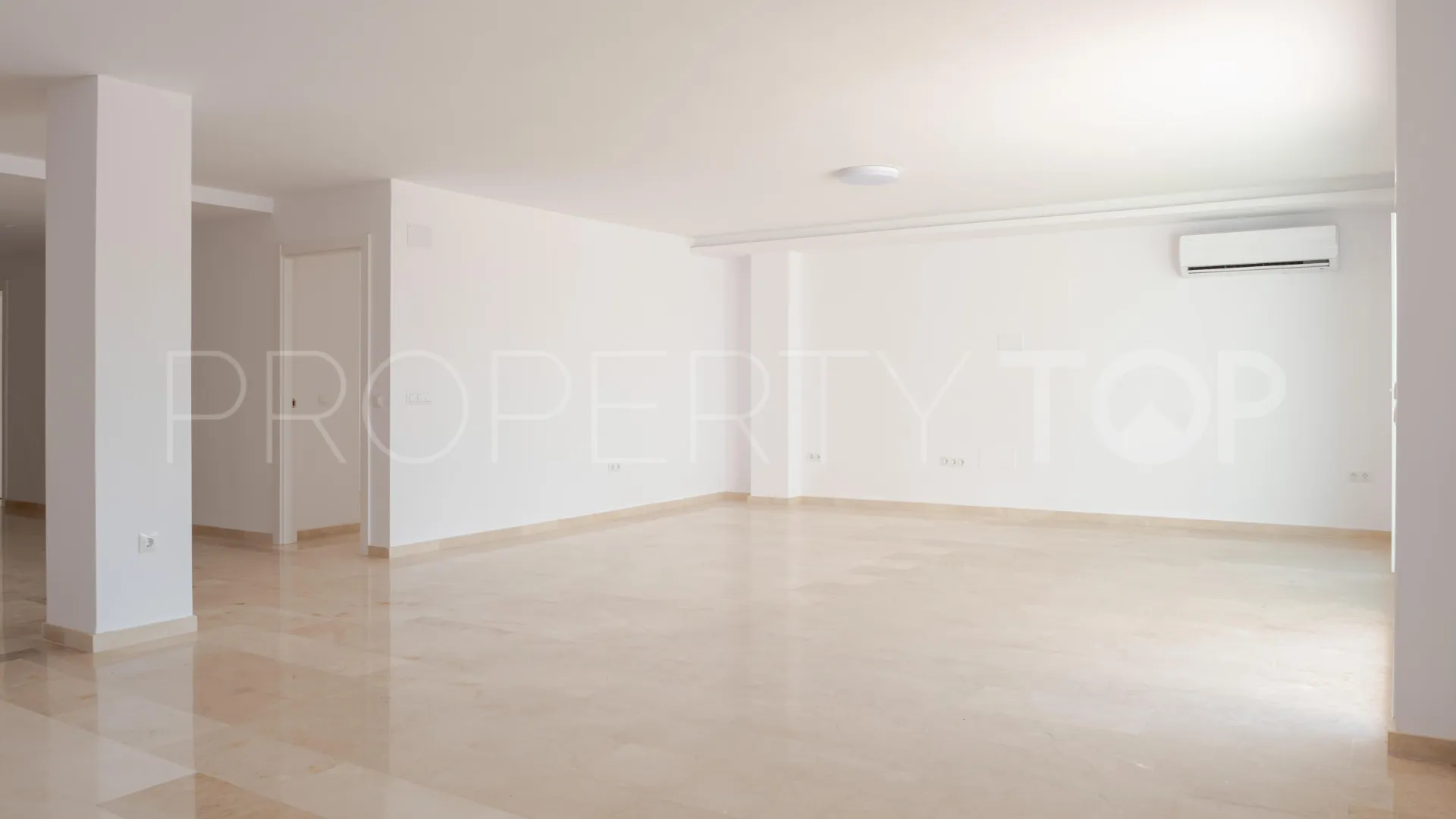 Apartamento en venta de 3 dormitorios en Estepona Este