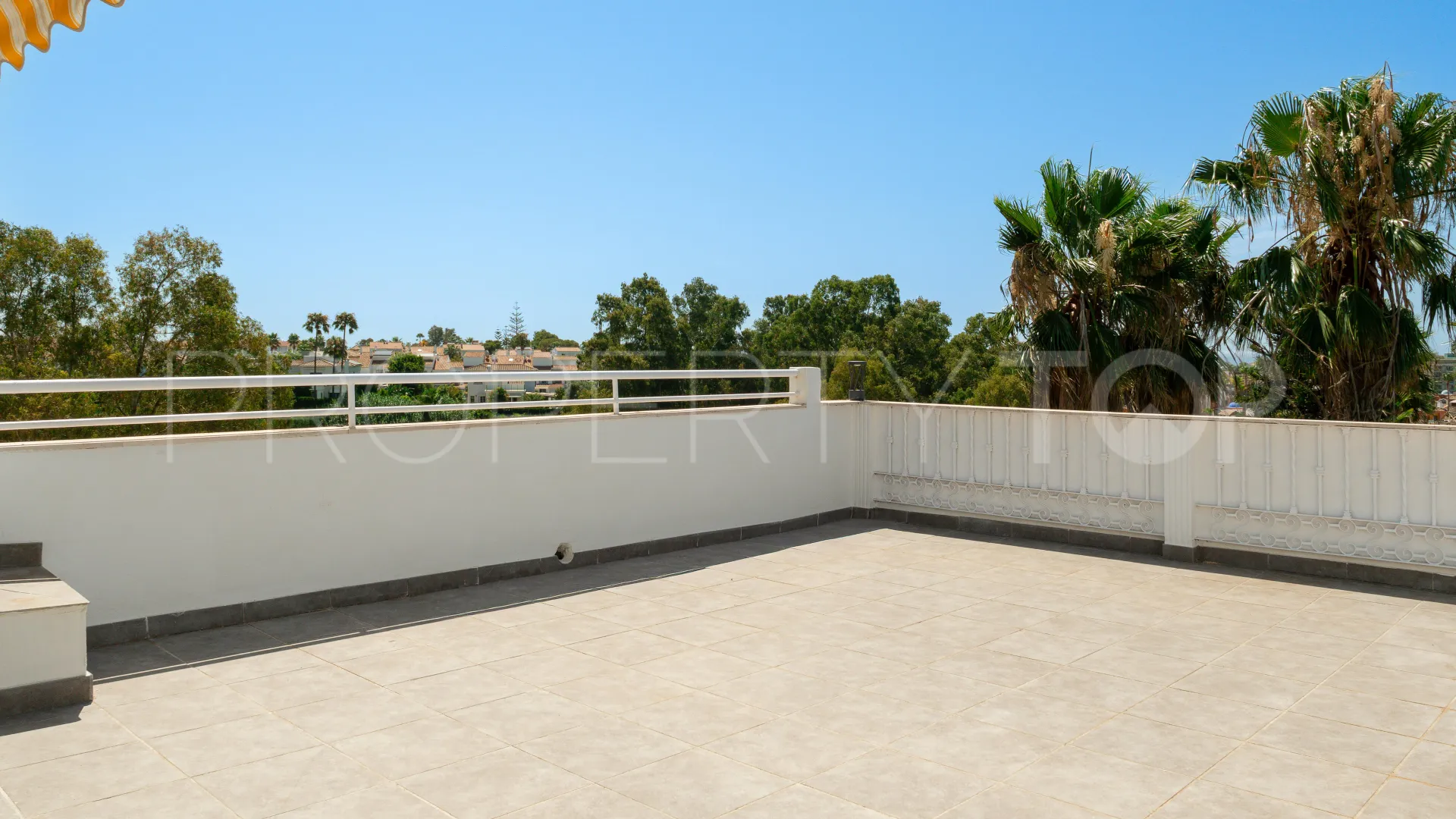 Apartamento en venta de 3 dormitorios en Estepona Este