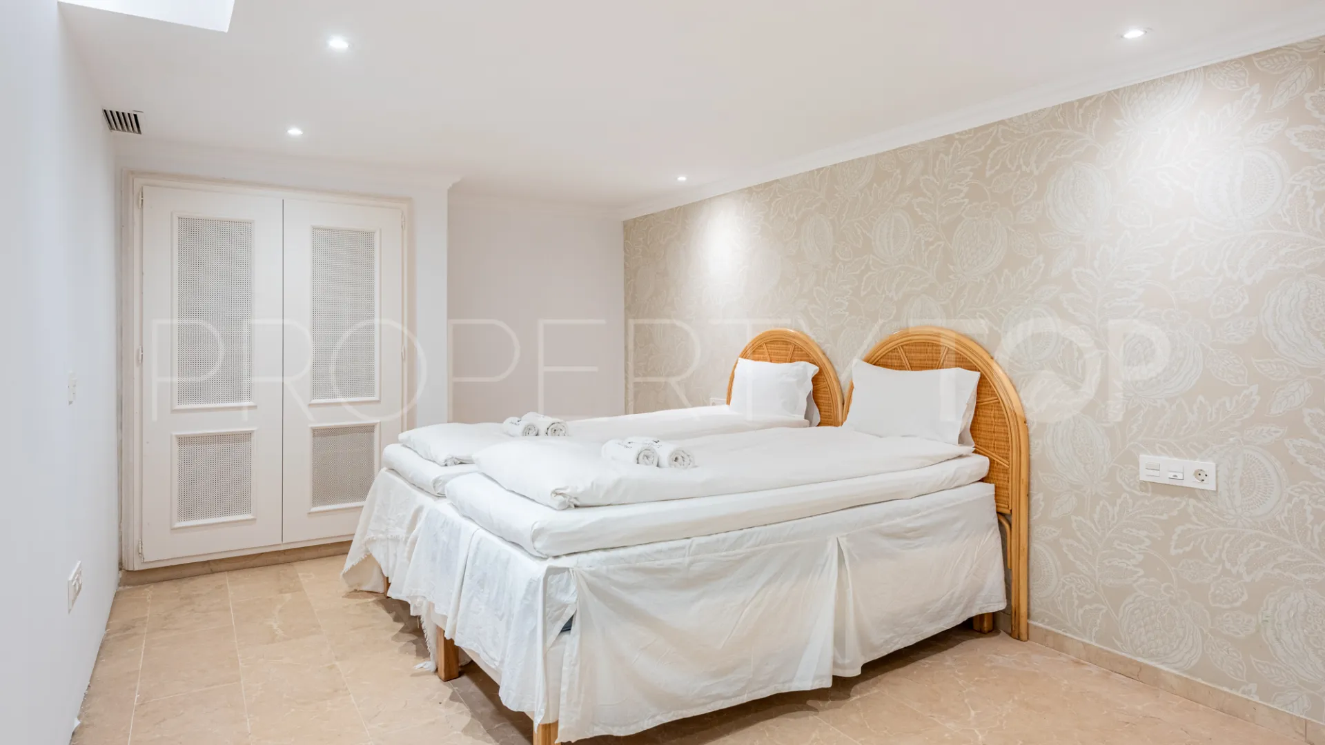 For sale town house in Aloha Pueblo with 3 bedrooms