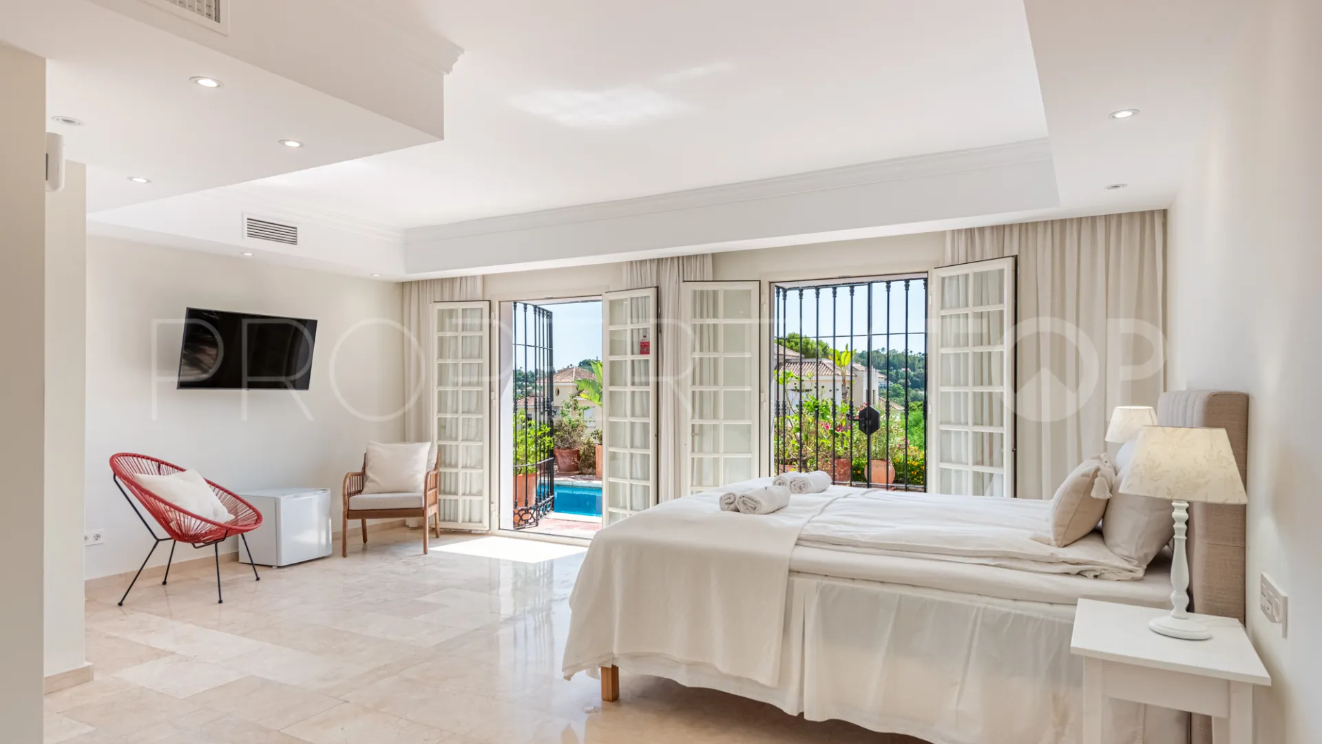 For sale town house in Aloha Pueblo with 3 bedrooms