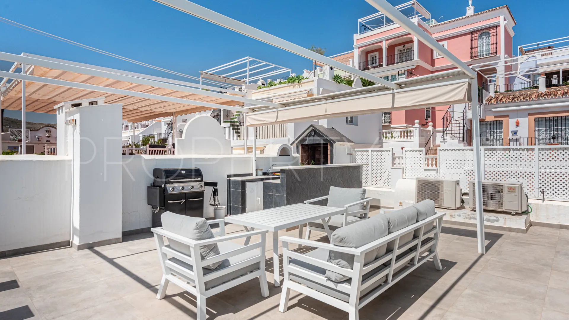 For sale town house in Aloha Pueblo with 3 bedrooms