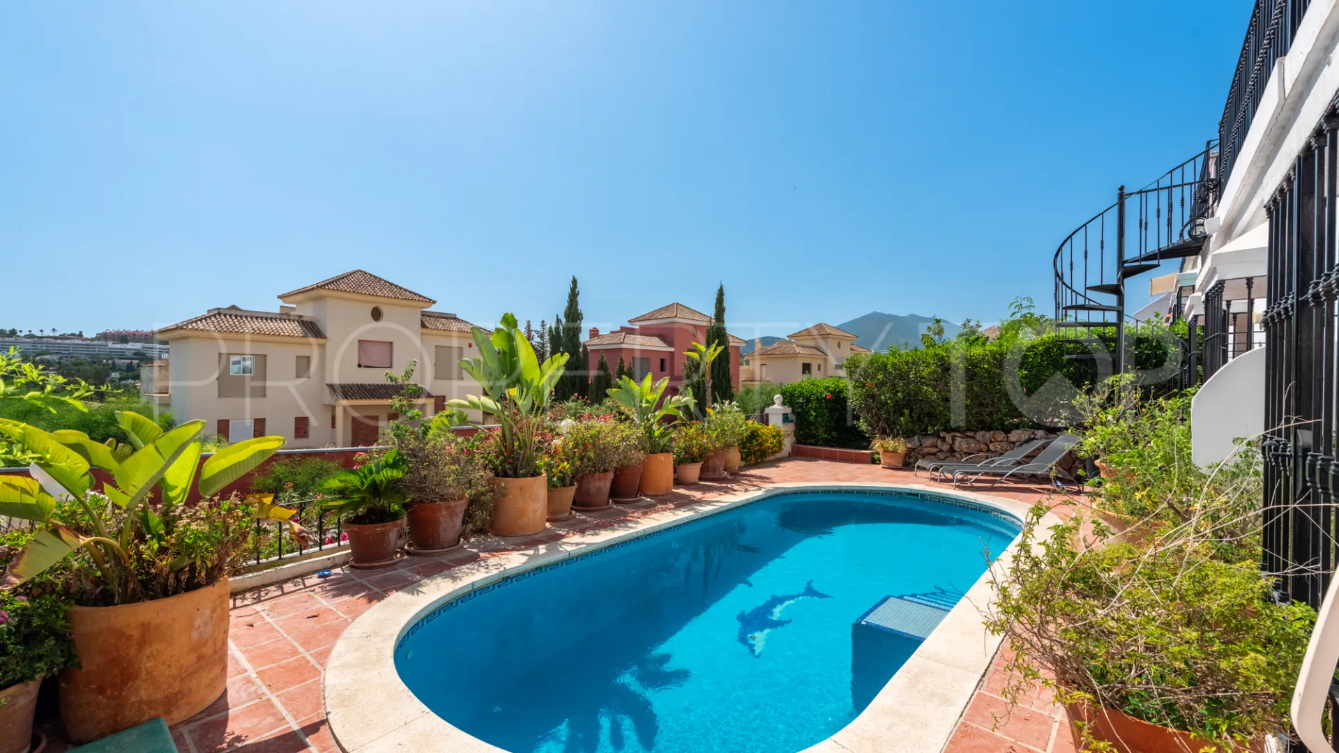 For sale town house in Aloha Pueblo with 3 bedrooms