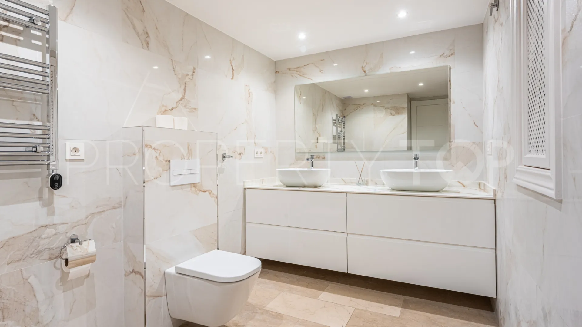 For sale town house in Aloha Pueblo with 3 bedrooms