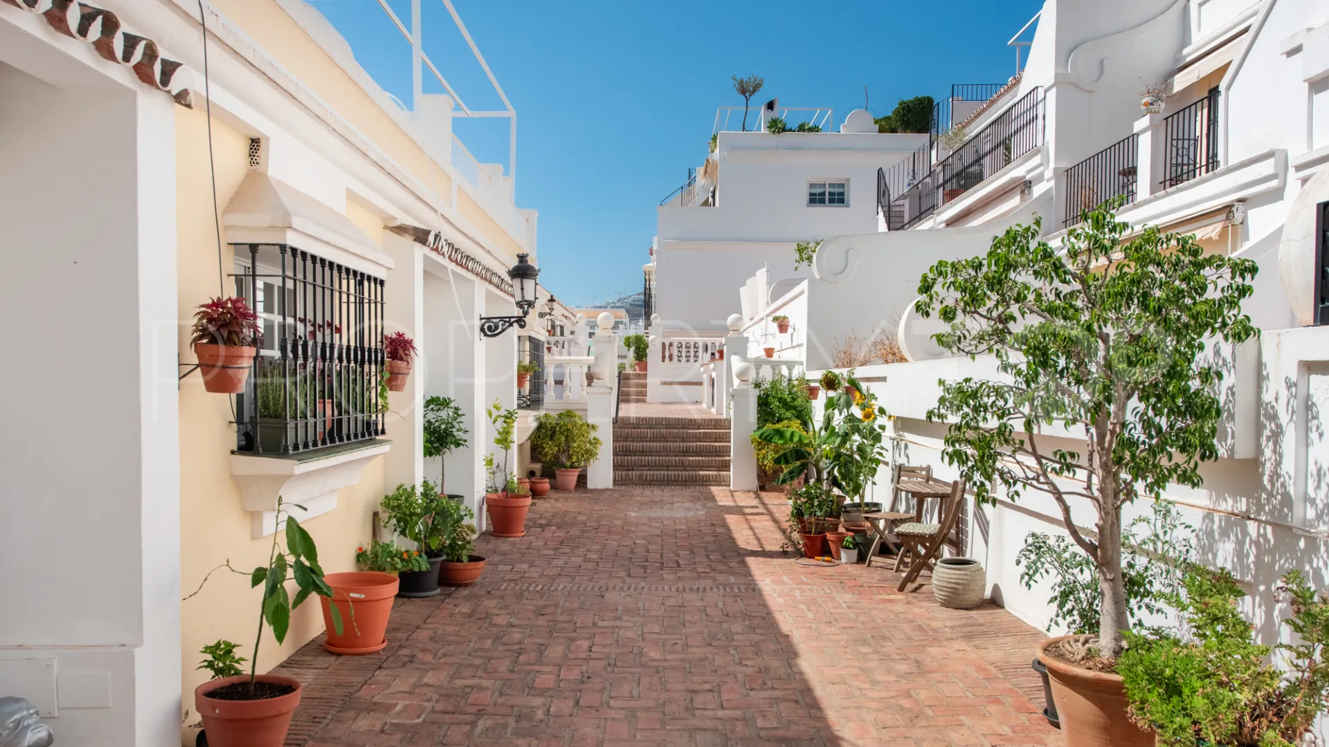For sale town house in Aloha Pueblo with 3 bedrooms