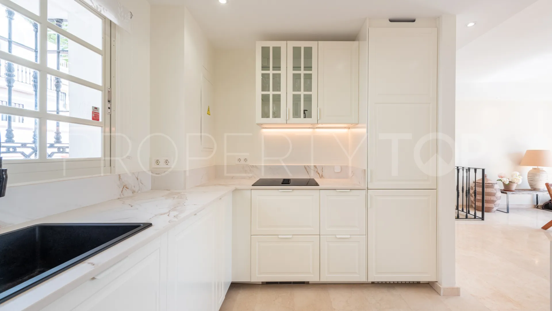 For sale town house in Aloha Pueblo with 3 bedrooms