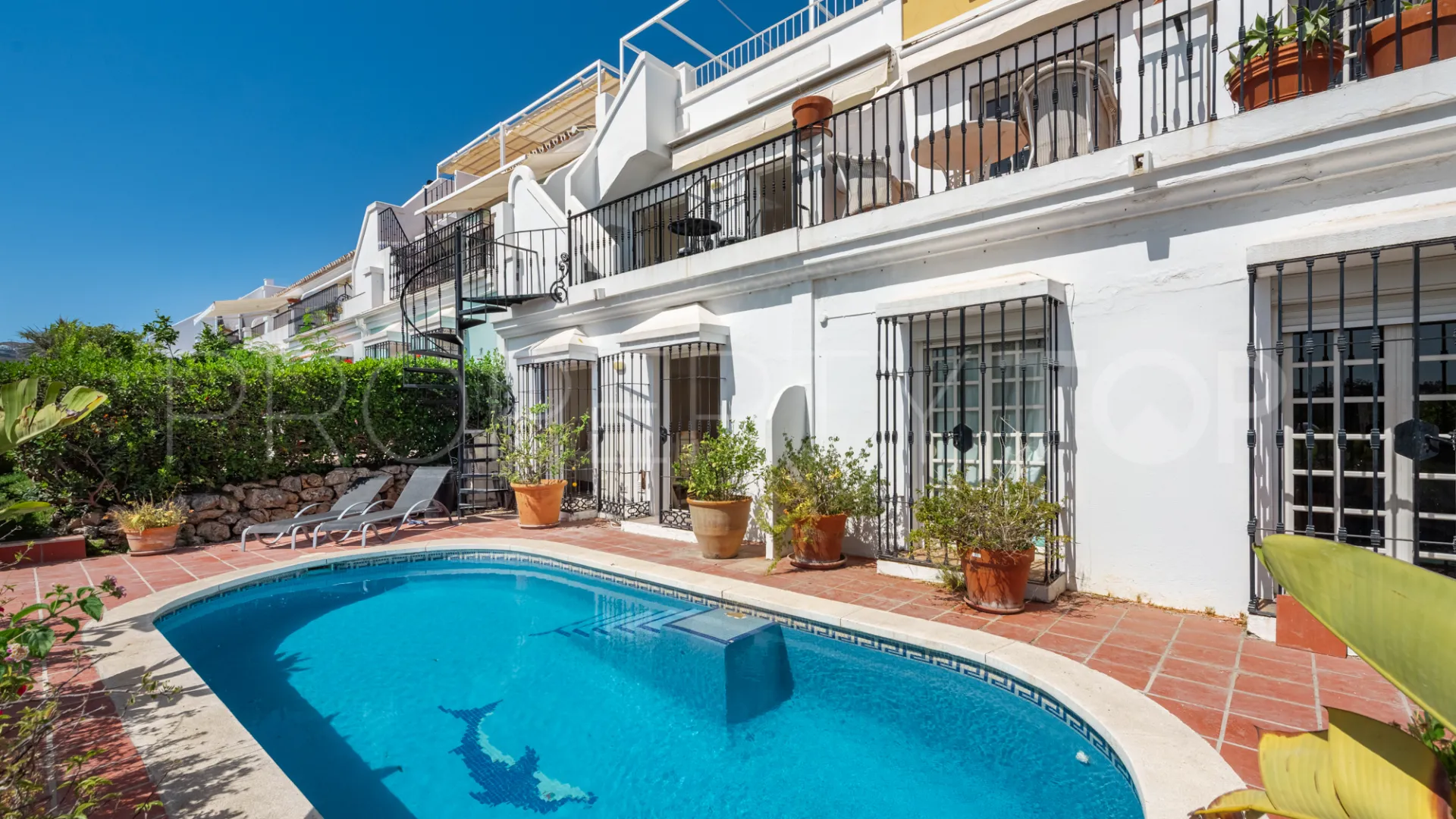 For sale town house in Aloha Pueblo with 3 bedrooms