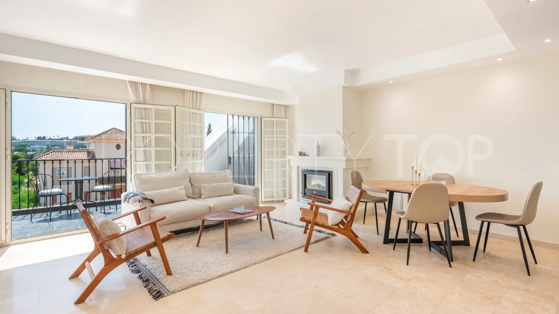 For sale town house in Aloha Pueblo with 3 bedrooms