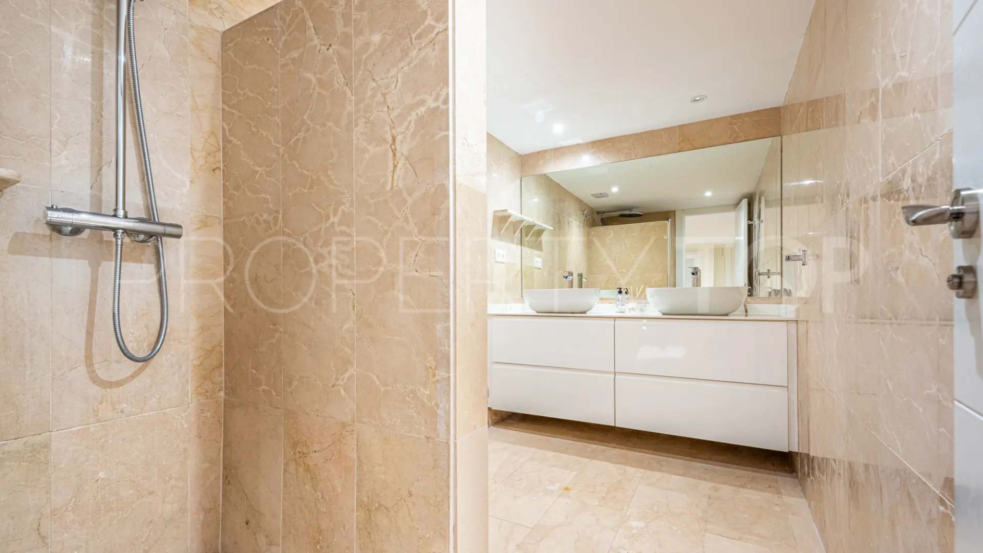 For sale town house in Aloha Pueblo with 3 bedrooms