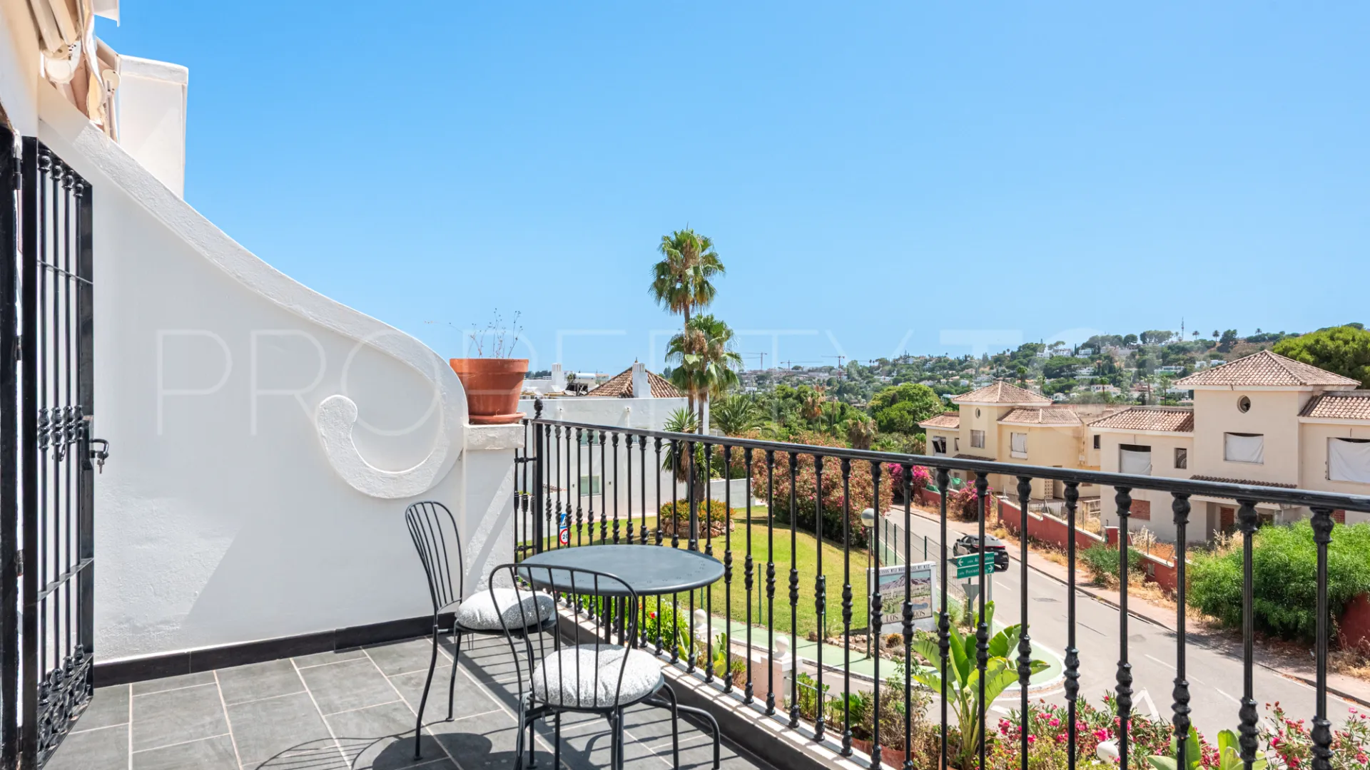 For sale town house in Aloha Pueblo with 3 bedrooms