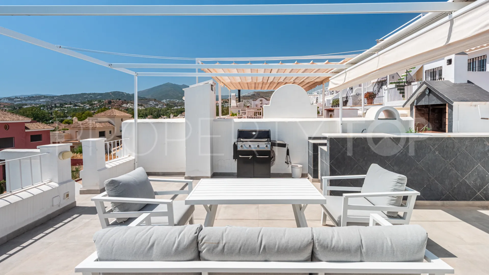 For sale town house in Aloha Pueblo with 3 bedrooms