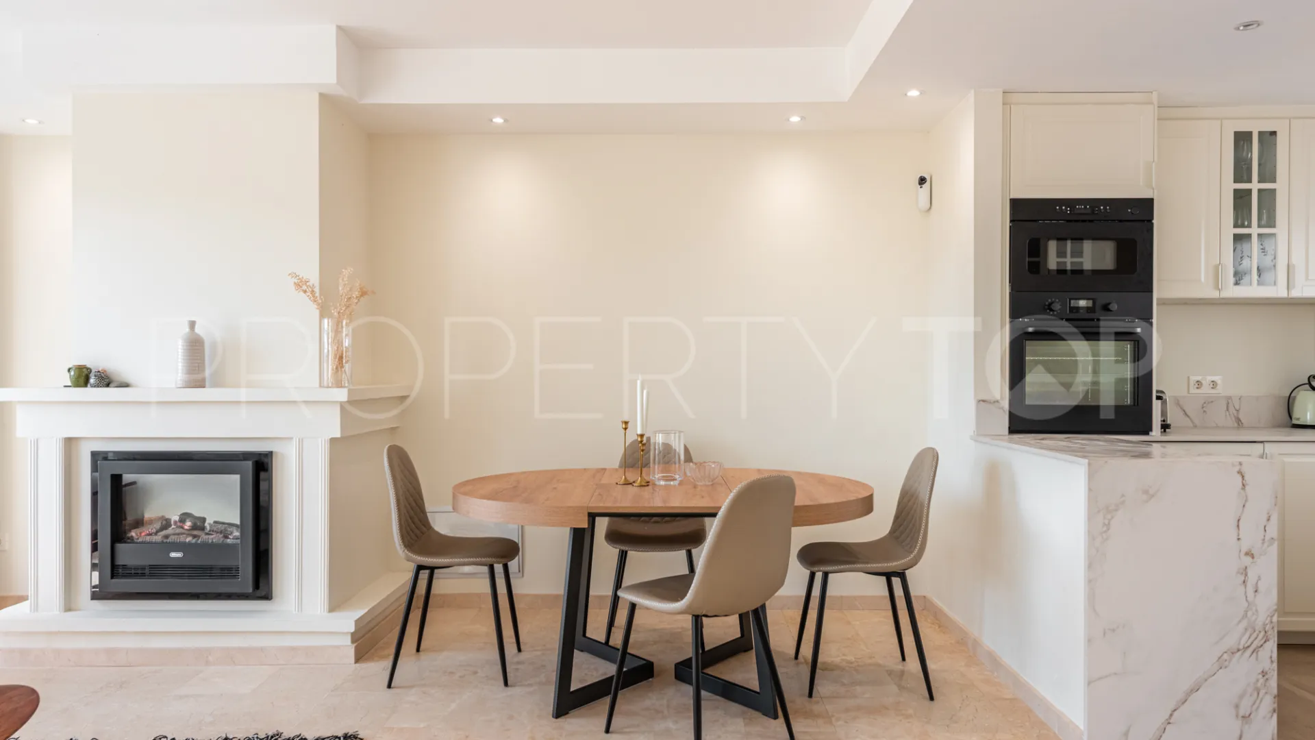 For sale town house in Aloha Pueblo with 3 bedrooms