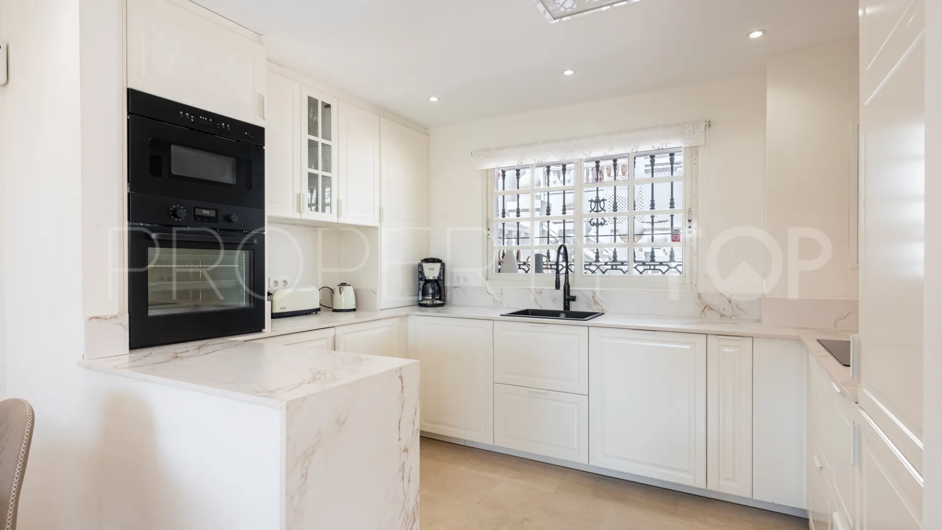 For sale town house in Aloha Pueblo with 3 bedrooms