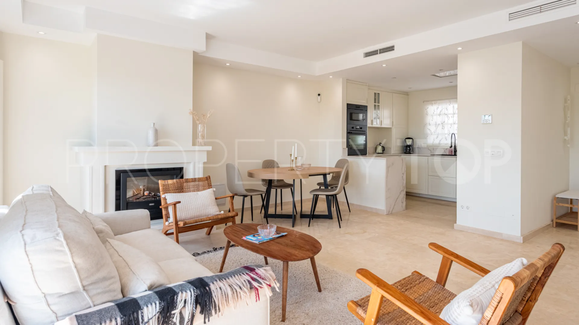 For sale town house in Aloha Pueblo with 3 bedrooms