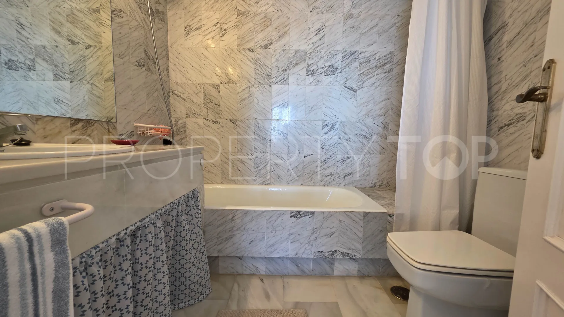 Town house for sale in La Duquesa