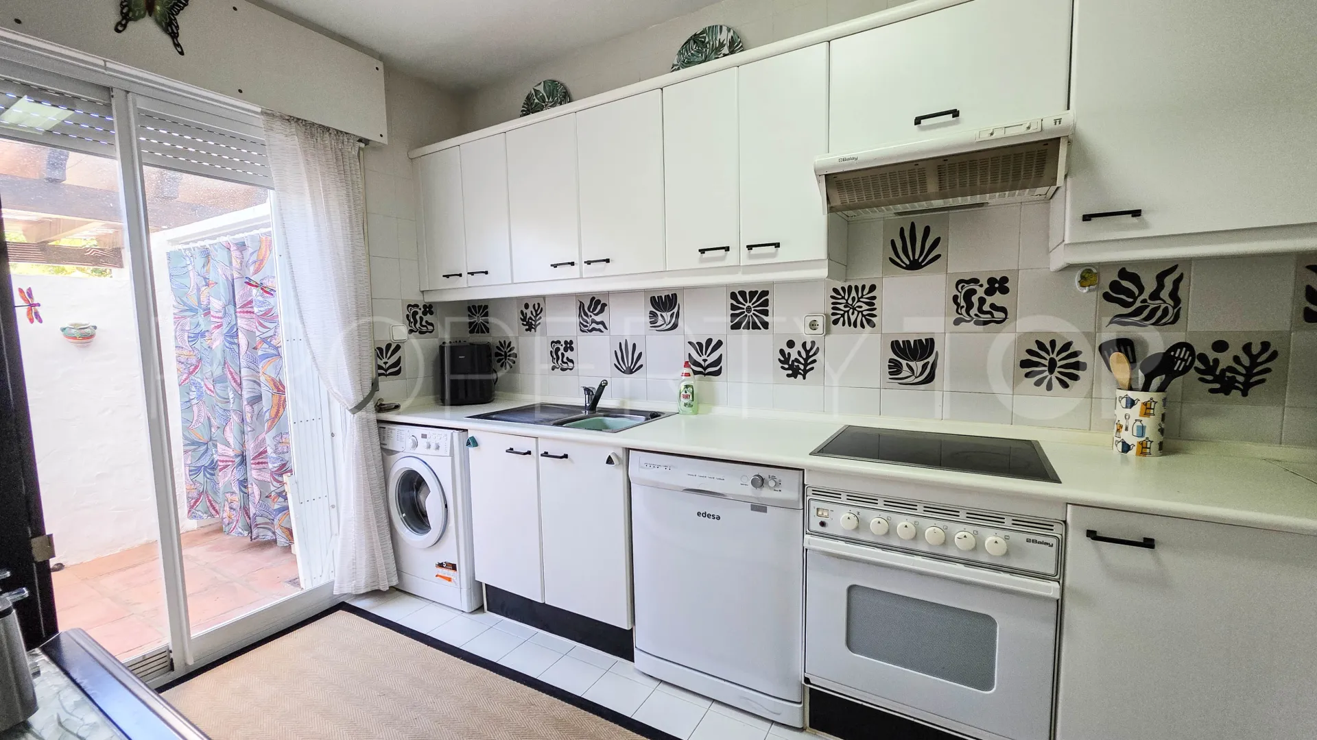 Town house for sale in La Duquesa