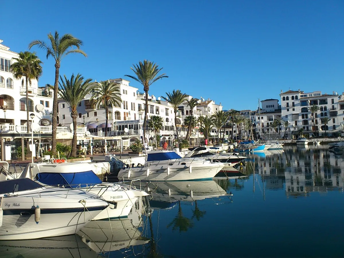 Town house for sale in La Duquesa