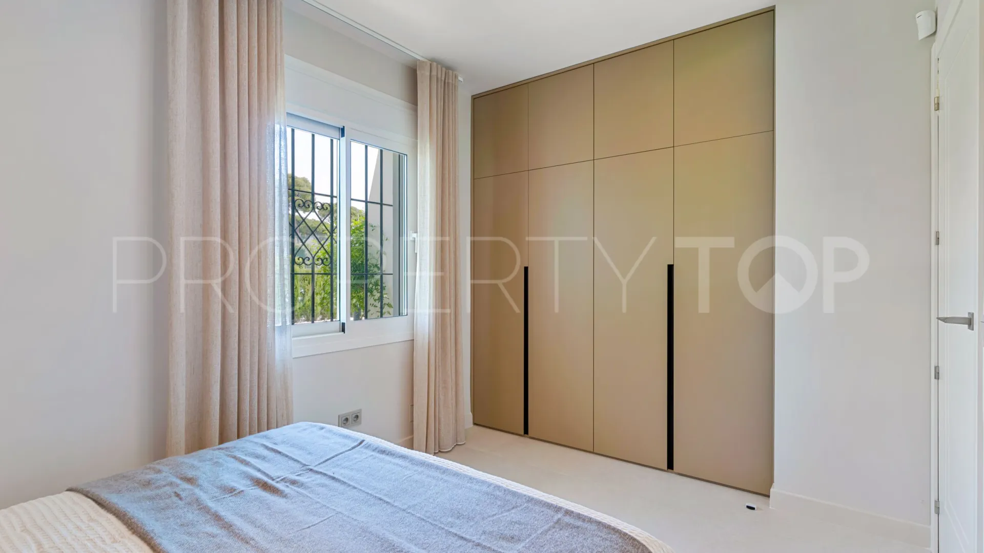 For sale 3 bedrooms ground floor apartment in Malambo