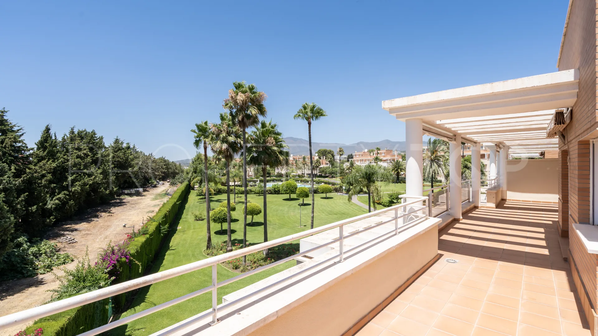 Atico duplex a la venta de 4 dormitorios en Estepona Este
