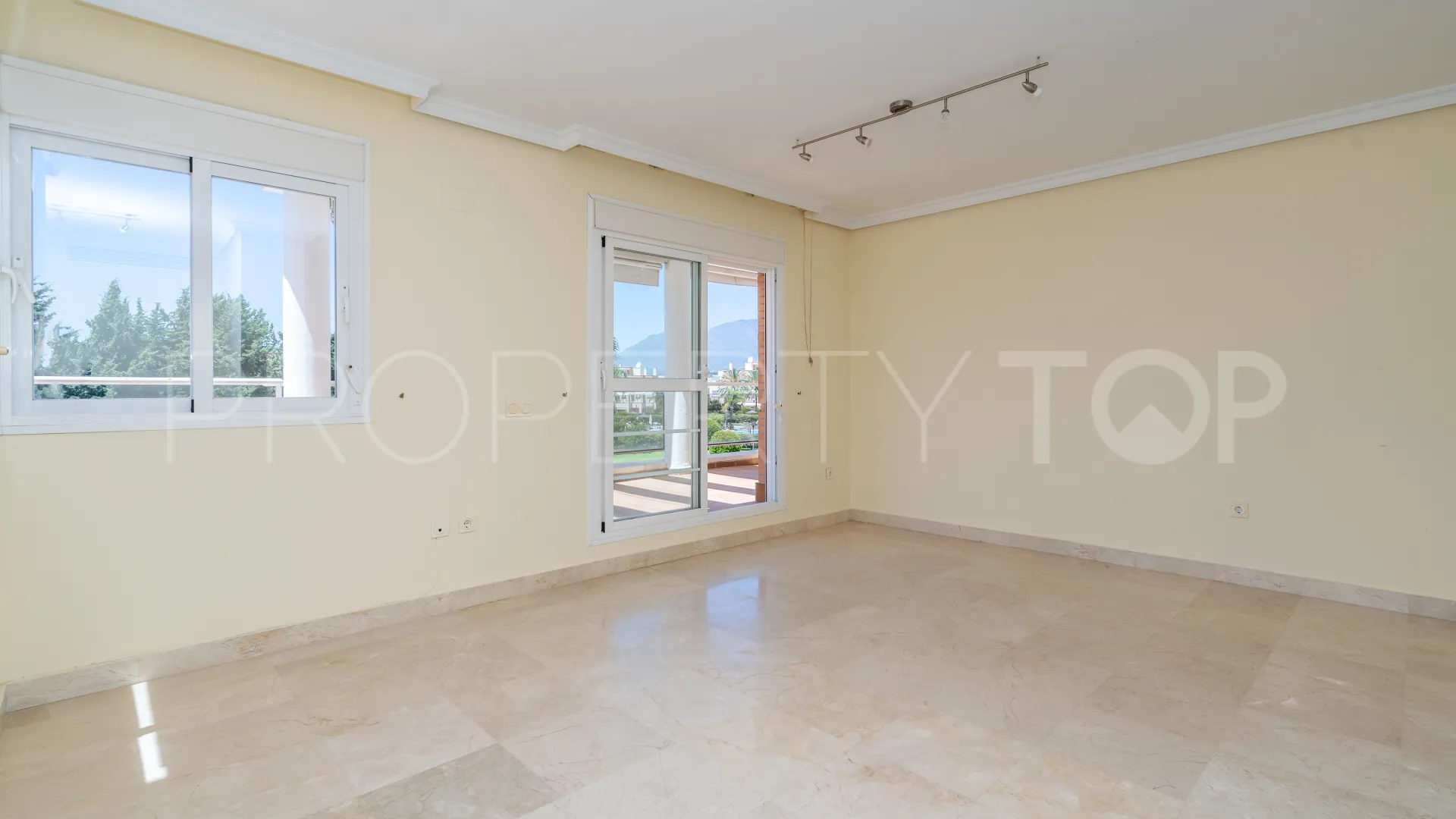 Atico duplex a la venta de 4 dormitorios en Estepona Este