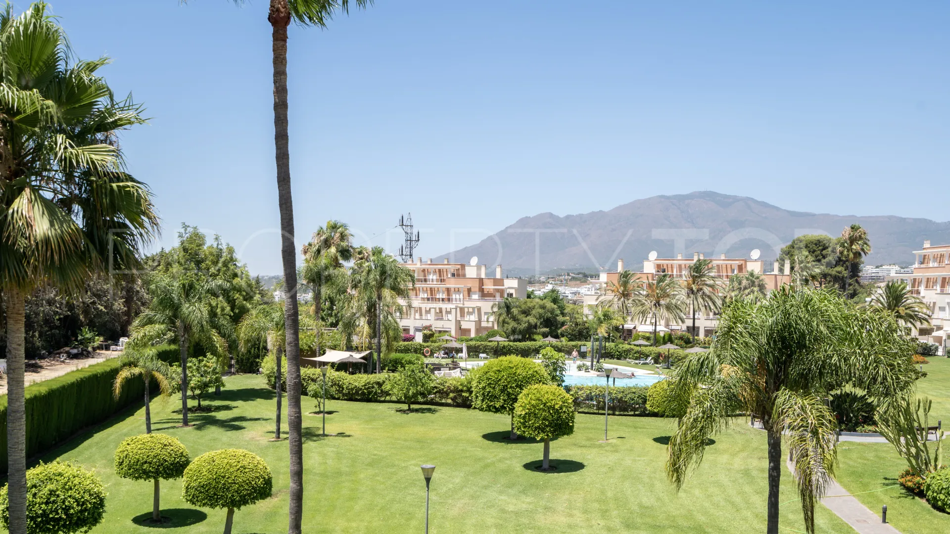 Atico duplex a la venta de 4 dormitorios en Estepona Este