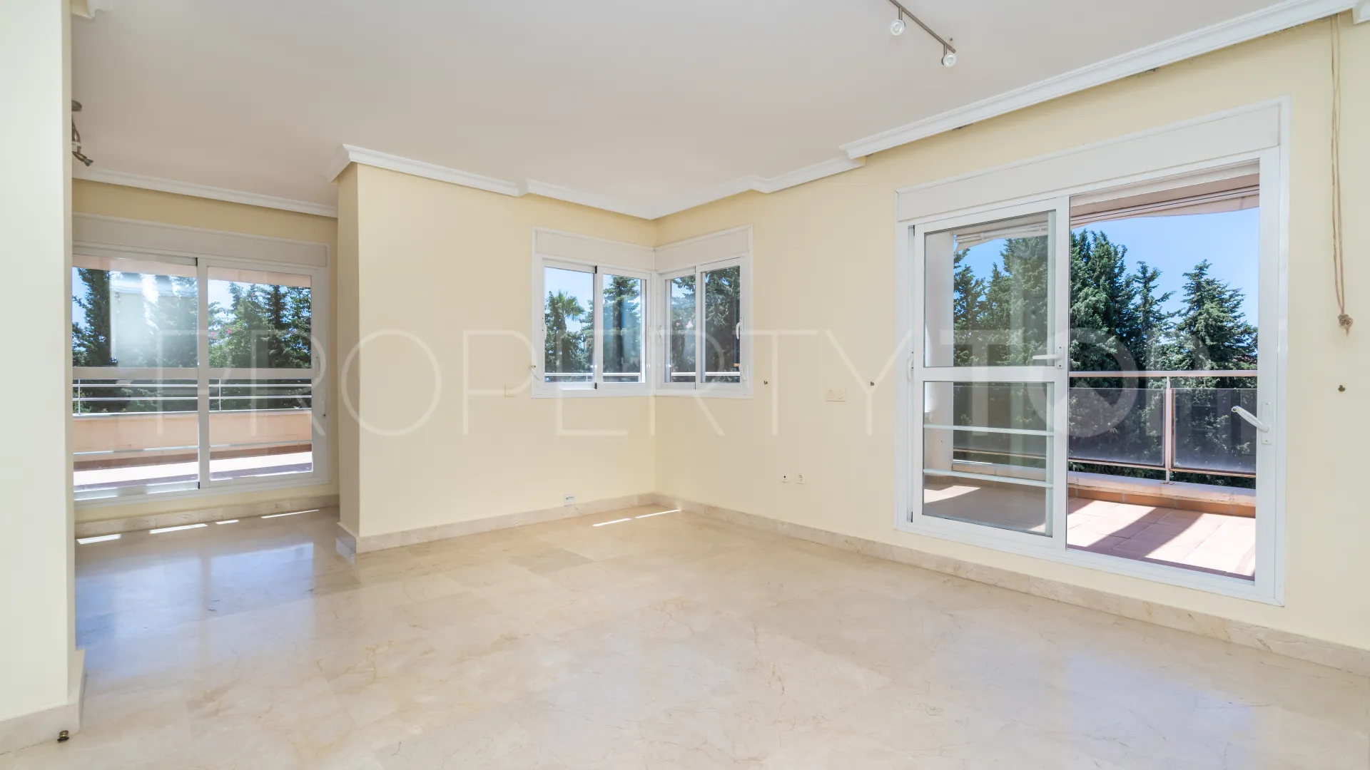 Atico duplex a la venta de 4 dormitorios en Estepona Este