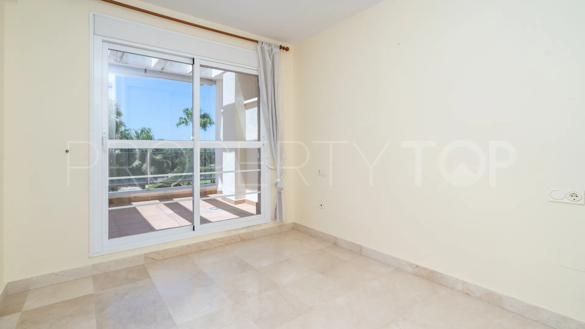 Atico duplex a la venta de 4 dormitorios en Estepona Este
