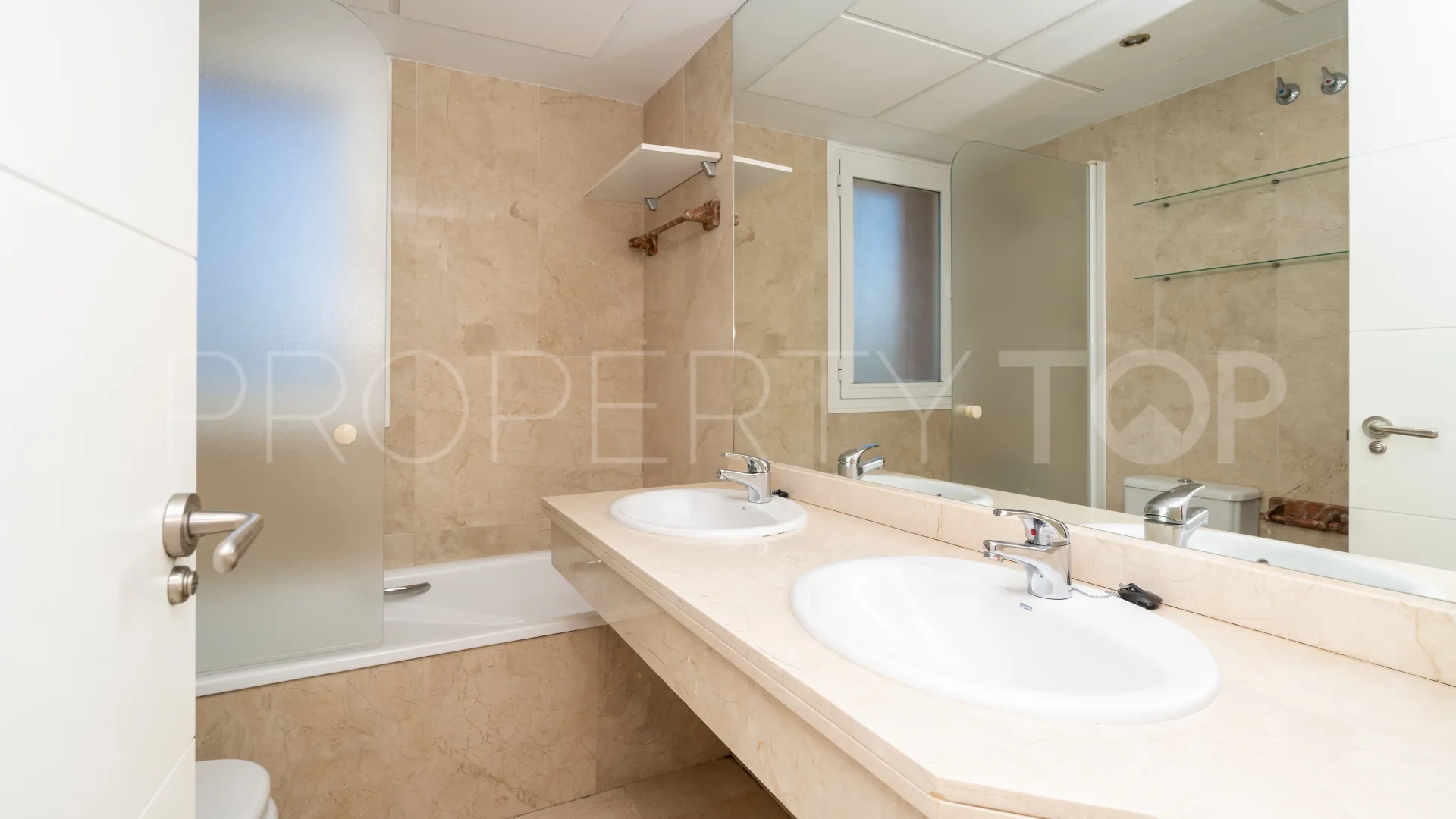 Atico duplex a la venta de 4 dormitorios en Estepona Este