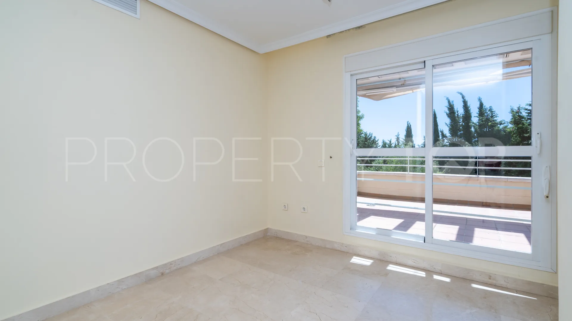 Atico duplex a la venta de 4 dormitorios en Estepona Este